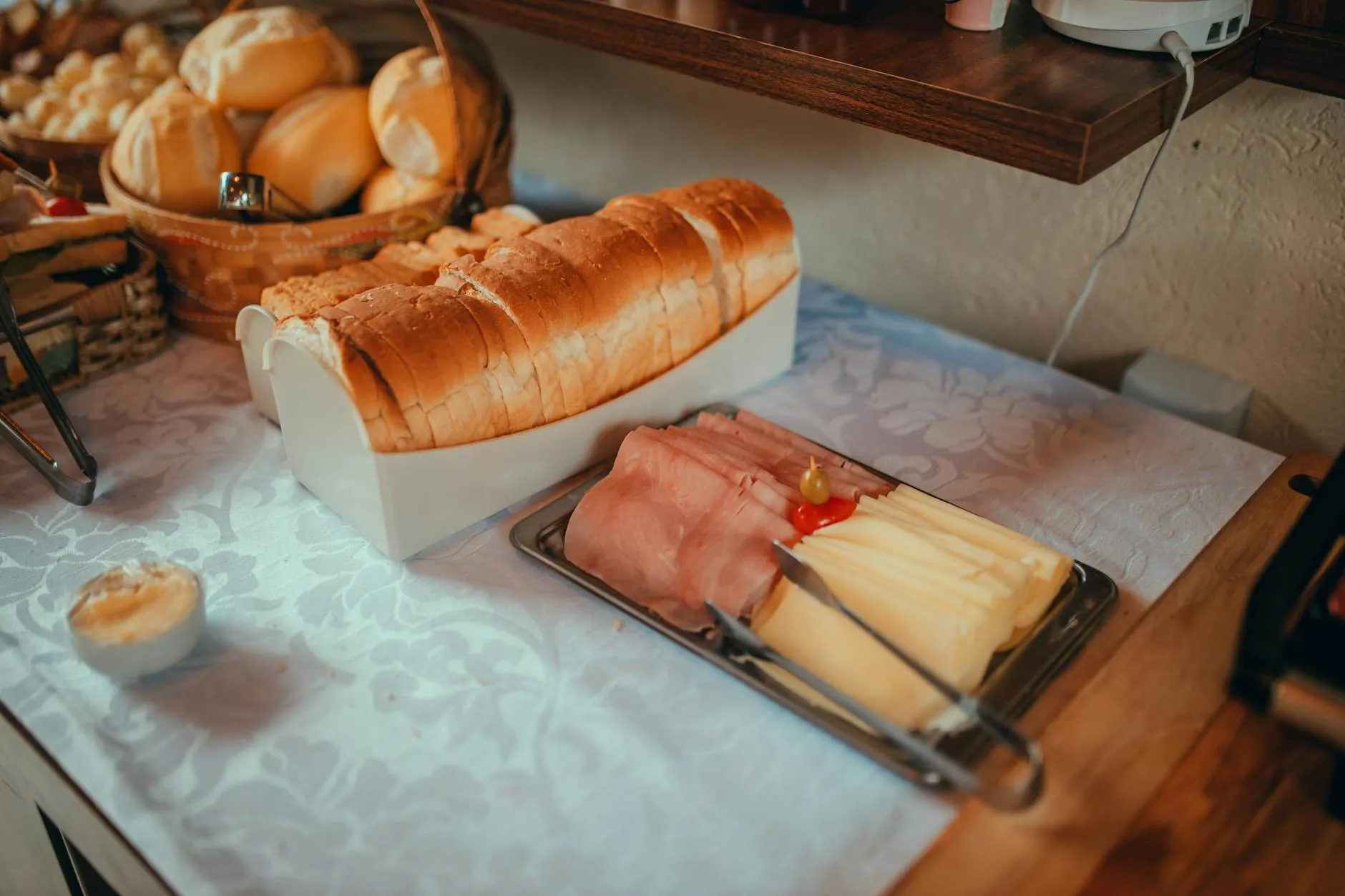Royale brunchtafel met brood, kaas en hartige ham