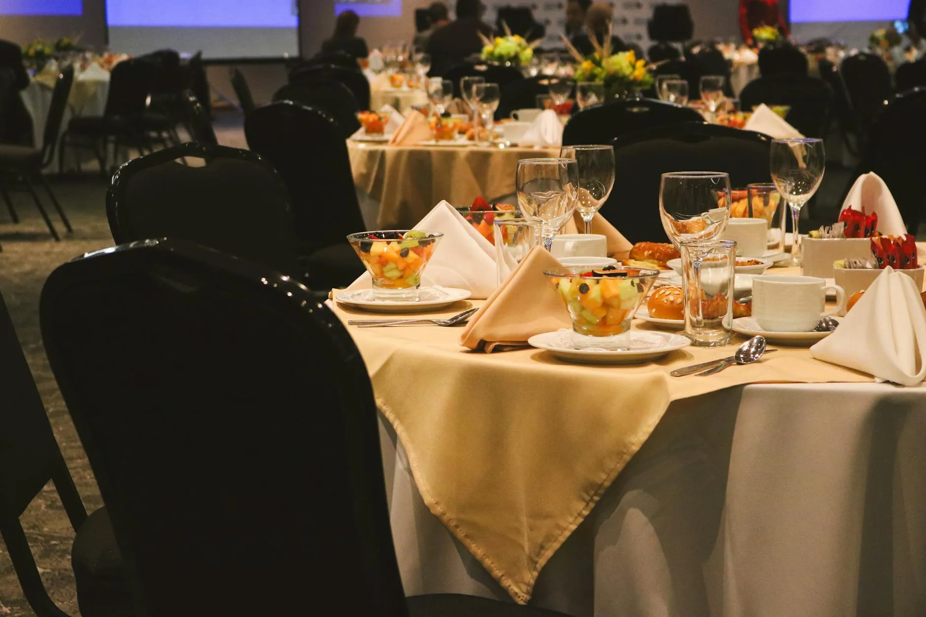 Feestelijk gedekte tafel voor een diner met gasten