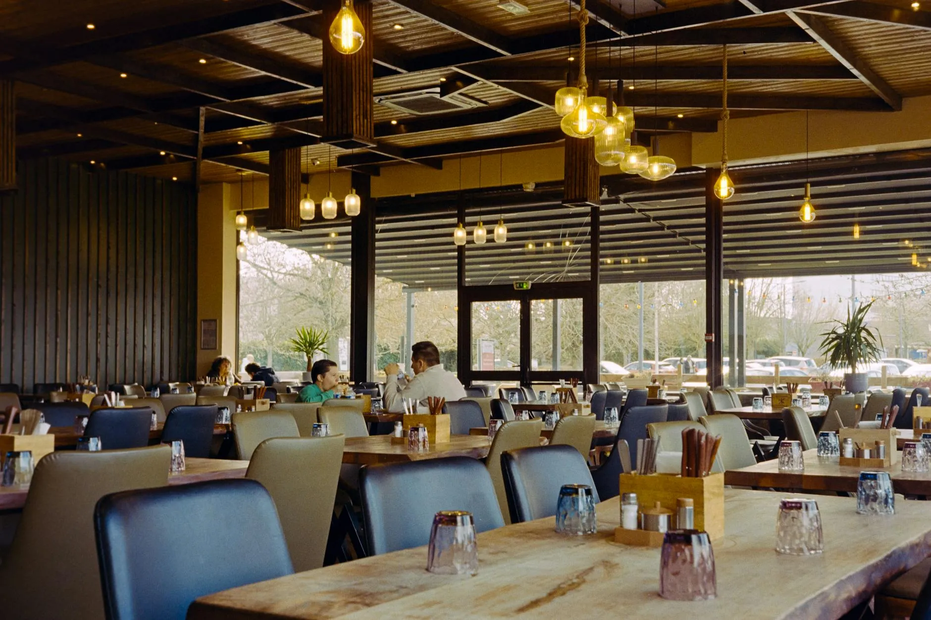 Sfeervol restaurantinterieur met gedekte tafels
