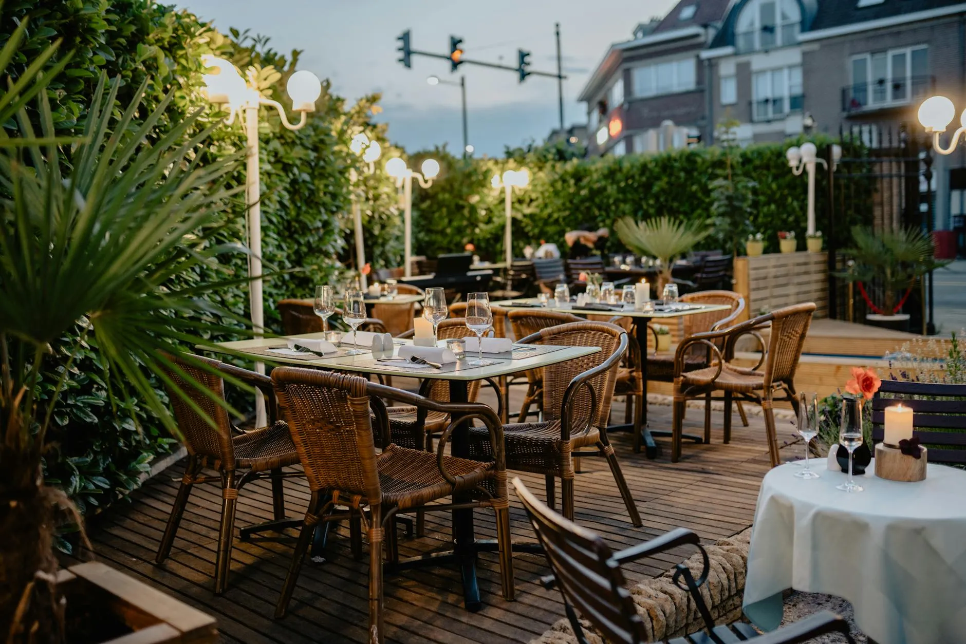 Sfeervol restaurantterras met gedekte tafels